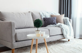 Sofa do salonu – jakie cechy wpływają na komfort siedzenia?